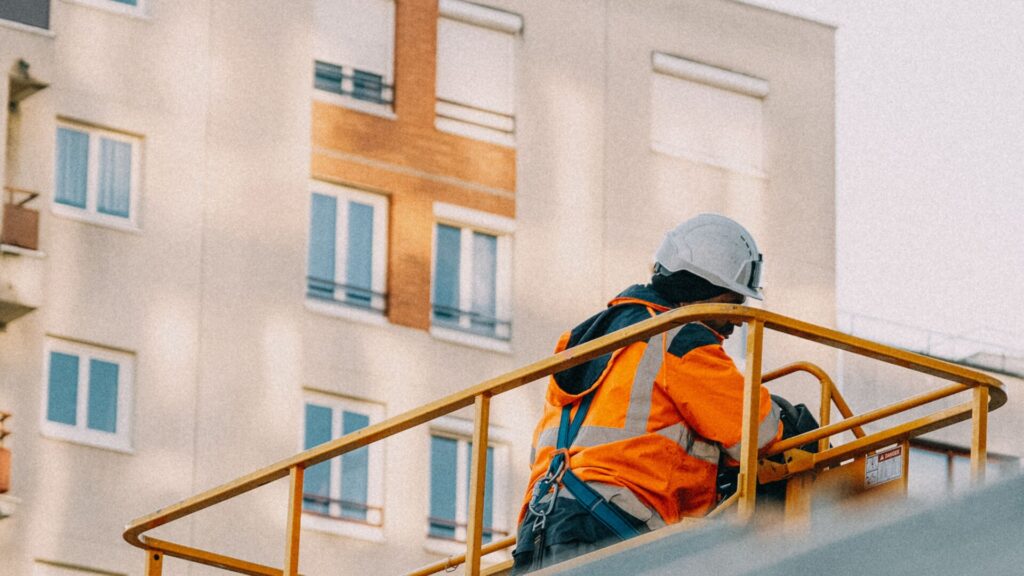 Telhado em obra de reparação ou substituição pela Navegante Construções