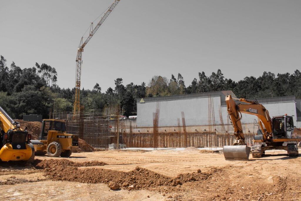 Movimento de terras e terraplanagem com maquinaria pesada em obra — Navegante Construções Lisboa