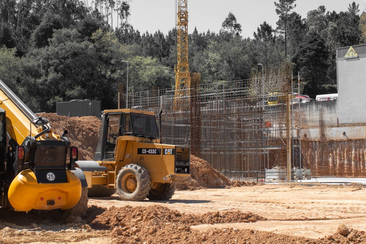 Máquinas pesadas e grua em trabalhos de terraplanagem e preparação de terreno — Navegante Construções