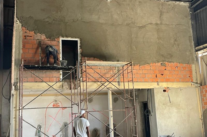Muro de contenção de terras executado pela Navegante Construções em Lisboa
